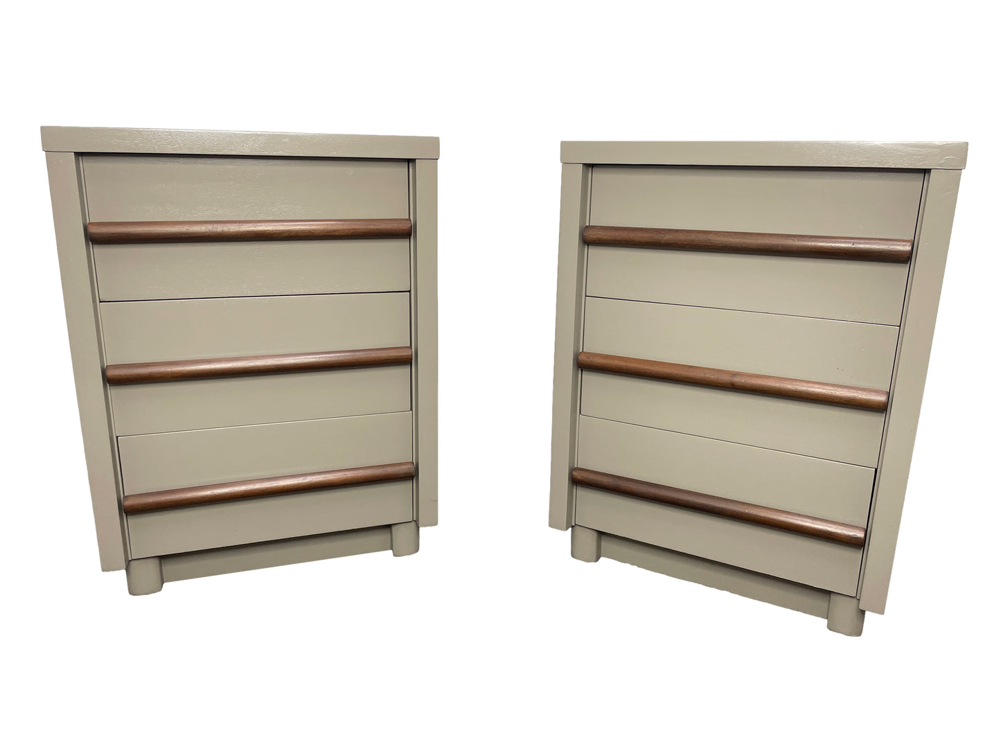 Front view of a pair of restored American of Martinsville nightstands in chestnut gray lacquer with walnut drawer pulls and three drawers.
