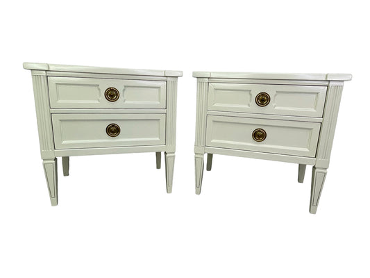 Pair of American of Martinsville nightstands in off-white lacquer with brass hardware front view, 1970s
