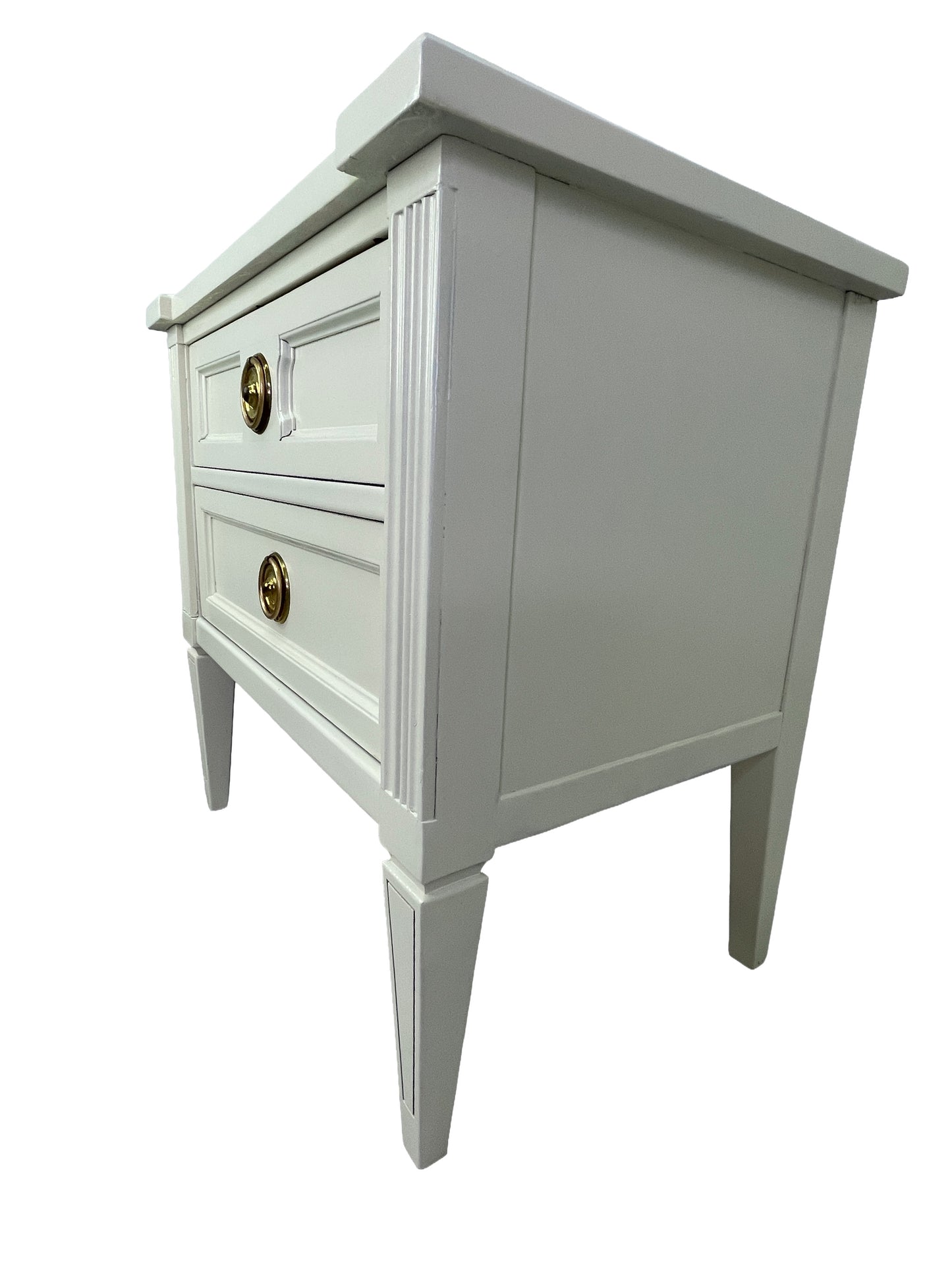 Side angle view of American of Martinsville nightstands with tapered legs and fluted detailing single piece
